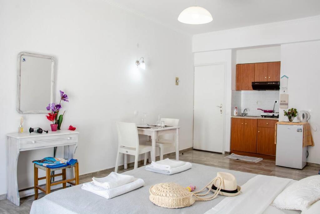 White Wave Studio 1 , 3Min Walk From Kamari Beach Bagian luar foto